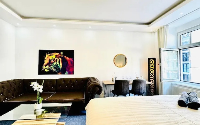 Spacious 7BR Apartment Prime Location