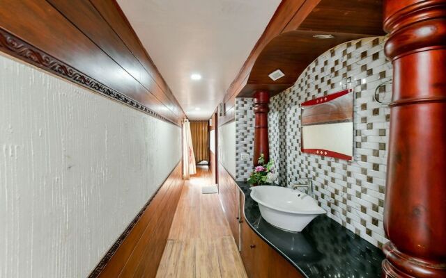 OYO 23482 Sht Symphony Premium Sharing Houseboat