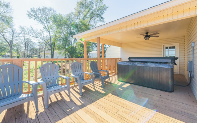 Private Dock & Hot Tub: Lakefront Eufaula Escape