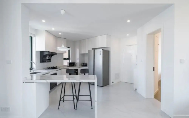 Tyms Elegant 4BR 2BA Apt in Xujiahui