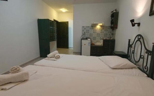 Pavlos Maria Studios Double blue room w 2 beds