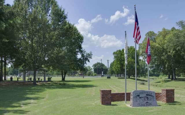 Super 8 by Wyndham Clarksville AR
