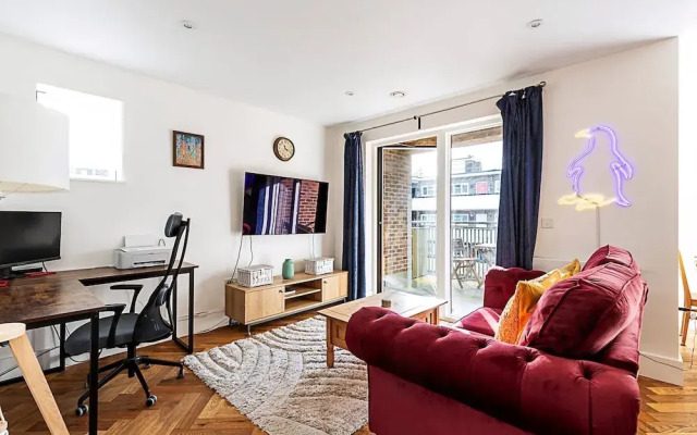 Chic Crystal Palace Flat with Balcony & Workspace