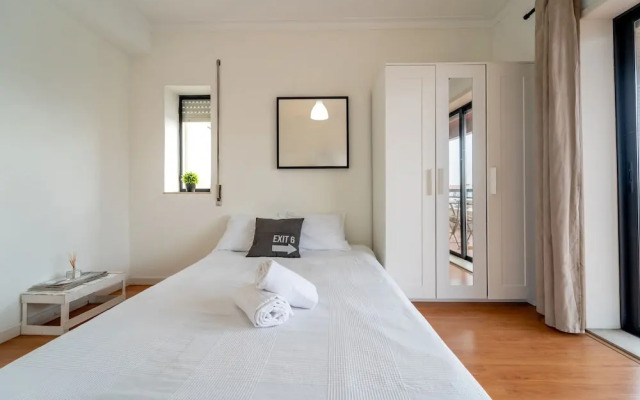 House and People - Rotunda do Caires