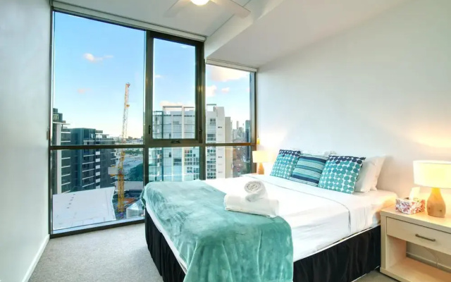 2BR Food Drink Hub Pool 2 Cars Gym Rooftop