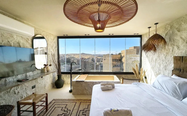 The 2 BDR Pyramids Vista w/ Bathtub