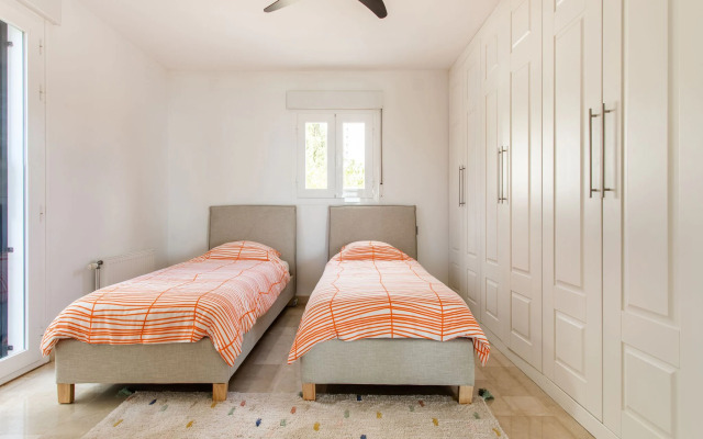 Villa in Granada With Sea Views & Pool