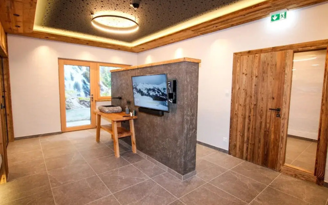Luxury Chalet Pinzgauer Almhutte in Konigsleiten