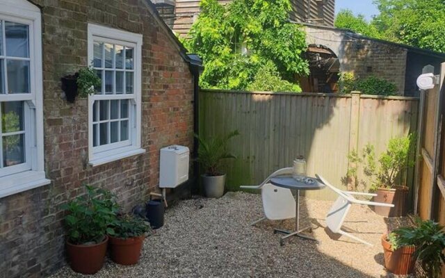Stunning Coach House Apartment In Walmer Deal