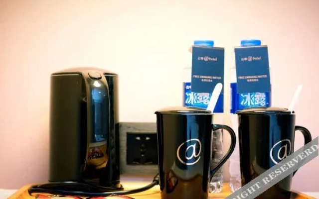 Hangzhou Yunrui@Hotel (Linping Yintai Department Store Pedestrian Street)