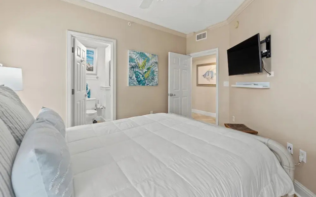 Elegant 4BD 4Ba With Stunning Ocean Views and Direct Beach & Pool Access