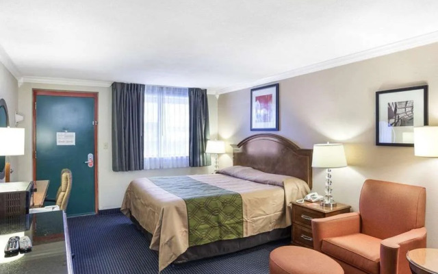 Econo Lodge Inn & Suites Fiesta Park