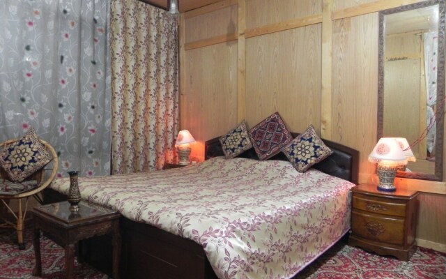 Shabrose Heritage Houseboats