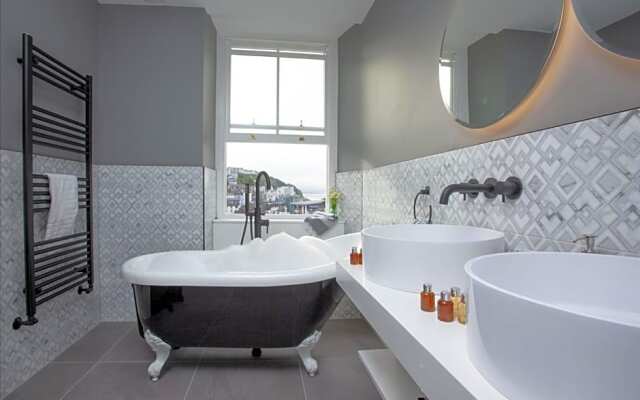 Leader, Maritime Suites