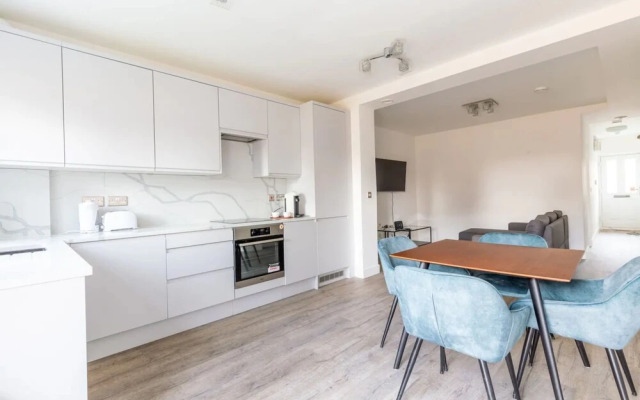 Contemporary 2 Bedroom in West London