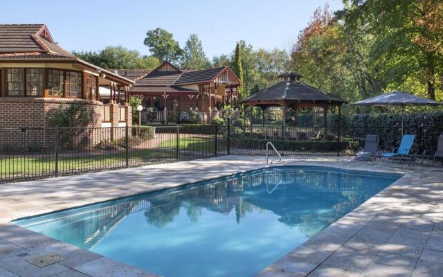 THE ELMS Berry Berry and Surrounds 4pm check out Sundays