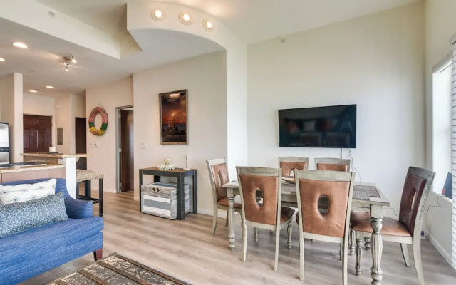 Pool Access, Walk to Beach: Galveston Condo!