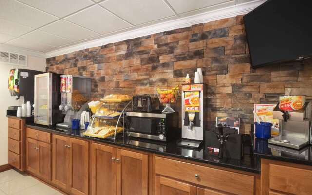 Days Inn & Suites by Wyndham Commerce