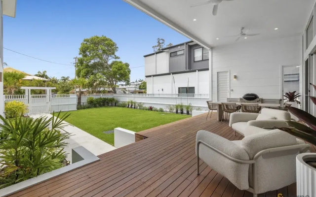 Quiet Coastal Retreat With BBQ & Outdoor Space