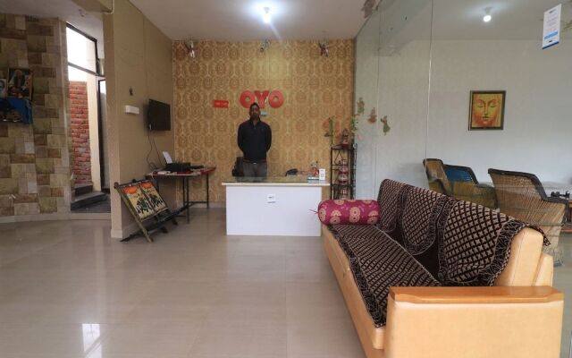 OYO 28636 Roopam Places