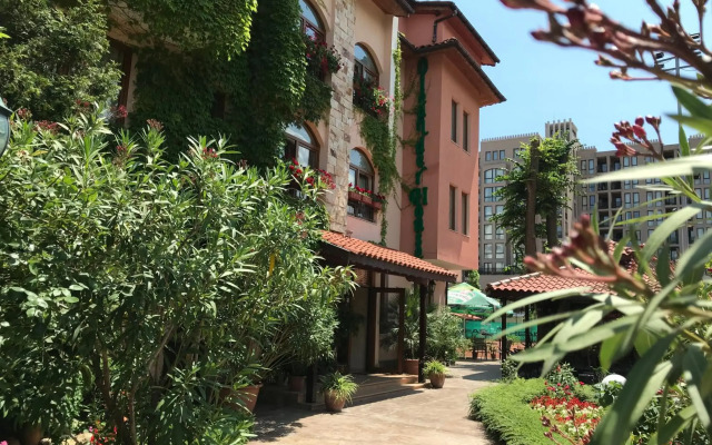 Oleander House And Tennis Club