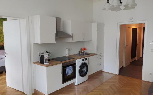 Devich Apartments 1614