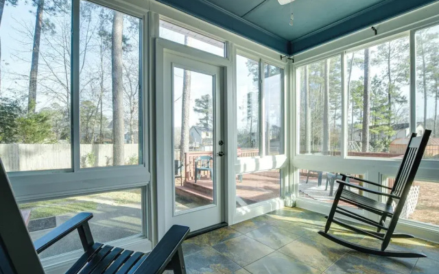 Lovely Fayetteville Home: Deck & Fireplace!