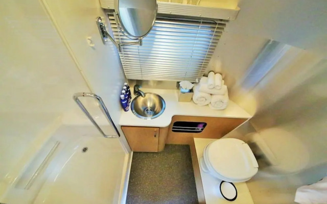 Metro Hotel and Cafe