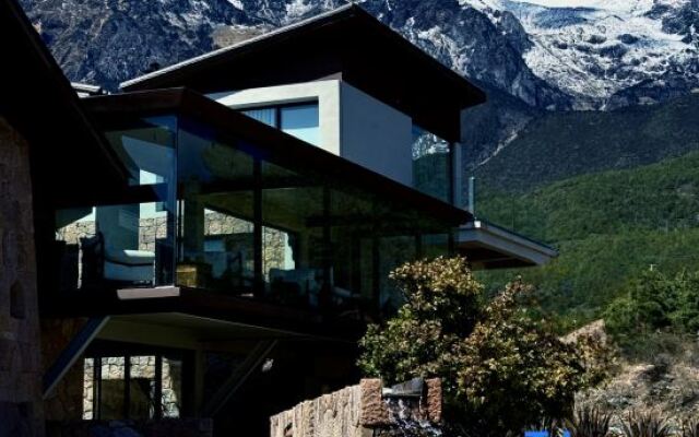 Lijiang Snow Mountain stone house