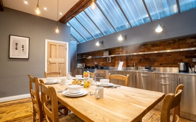 2 Bedroom Apt Bethnal Green Yard View