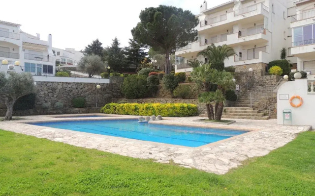 Pretty Apartment Near Roses Beach