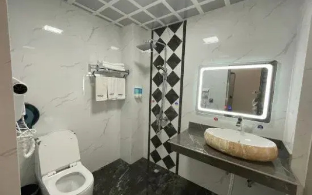 Maitreya Spades Hotel (Huquan Ecological Park Honghe Water Town Branch)