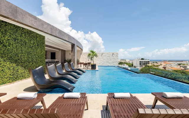 Apartments near 5th Avenue with Rooftop Ocean View