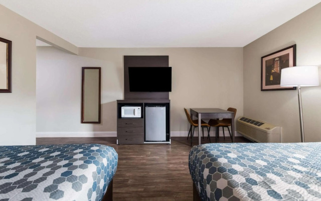 Econo Lodge Inn & Suites On The River