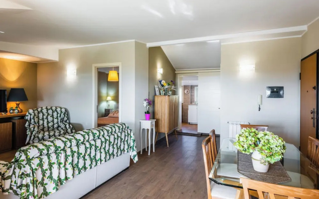 Golden Park Apartment with Terrace