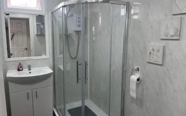 Seasideescape-2br-sleeps4-parking-petsok-fireplace