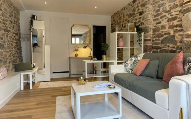 STUDIO HYPERCENTRE à 1 MN PLAGE ET DES PORTS