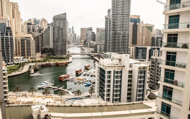 Spacious Apartment in Marina Dubai