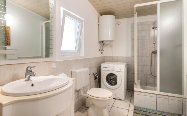 Amazing Home in Liznjan With 4 Bedrooms, Wifi and Outdoor Swimming Pool