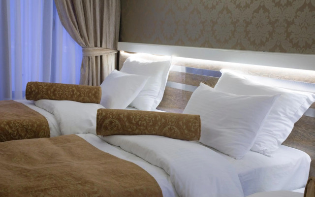 Golden Rain Hotel Old City