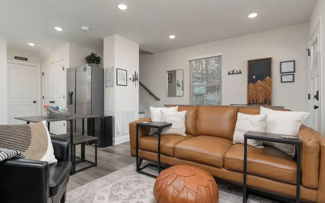 Ideal Location & Mountain Views: Chattanooga Home!