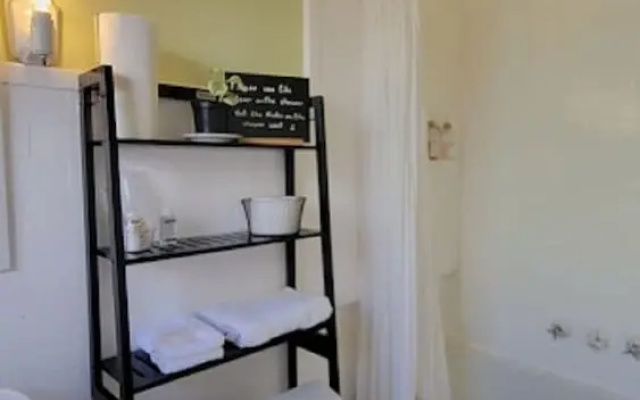 The Kings Throne Inn and Guest House