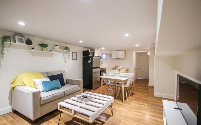 Leslieville Cozy & Bright Apt in Trendy Beaches