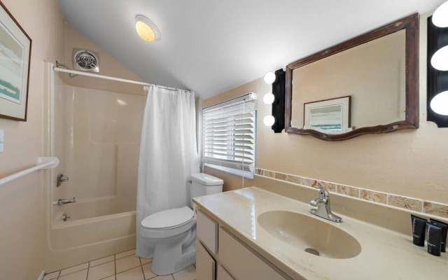 Tropical Siesta 2 Bedroom Home by RedAwning