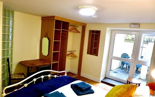 “Dragons Den” Centrally located Modern Apartment