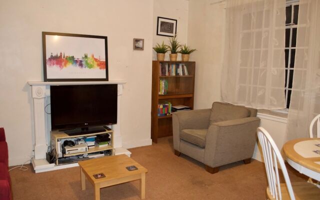 Cosy 2 Bedroom Flat off the Royal Mile