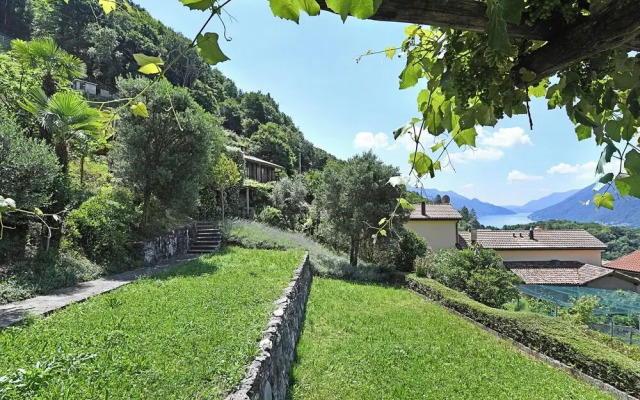 Romantic Lake View With Garden