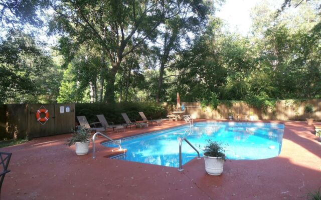 Tudor Oaks Inn