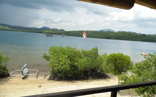 White Sandy Beach Menjangan