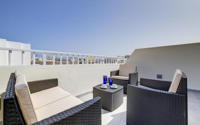 Chic 2BR Penthouse Steps From the Promenade